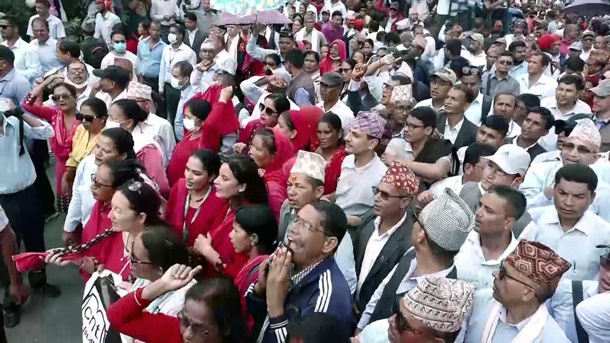 महानगरकाे कारबाही चेतावनीकाे पर्वाह नगरी विद्यालय बन्द गरेर आन्दोलनमा शिक्षक
